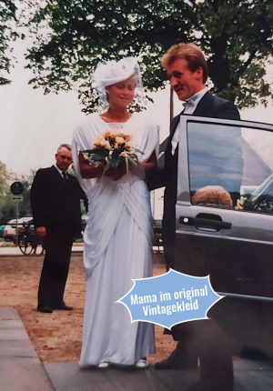 Mutter in original Vintagekleid