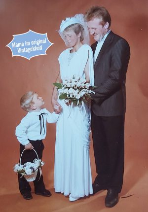 Mutter in original Vintagekleid
