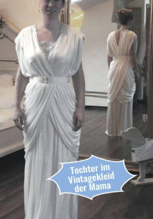 Tochter im original Vintagebrautkleid der Mutter