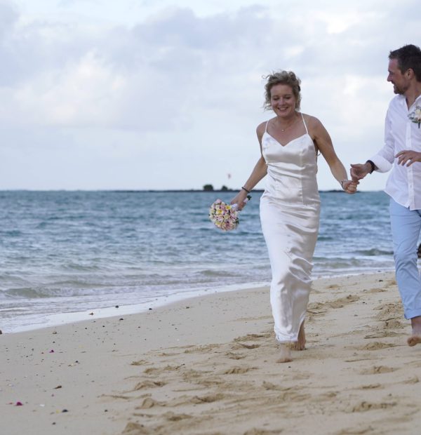 Brautklied barfuß am Strand