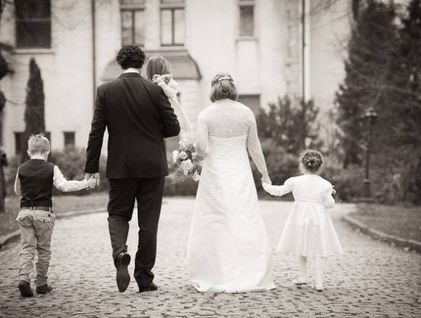 Braut mit passendem Mädchenkleid