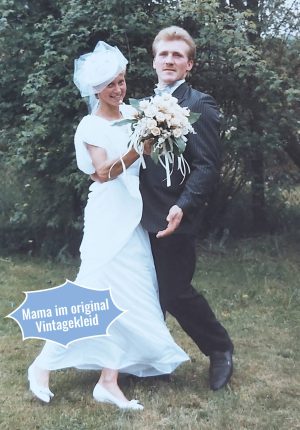 Mutter in original Vintagekleid